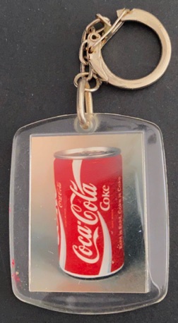 93271-1 € 1,50 coca cola sleutelhanger plastic afb. blikje.jpeg